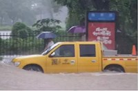 龍舟水太猛！管網(wǎng)搶險(xiǎn)“小黃人”與各區(qū)通力合作疏通水浸點(diǎn)！