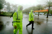 你們執(zhí)筆縱劍，馳騁考場；我們?nèi)σ愿?，在暴雨中保駕護航