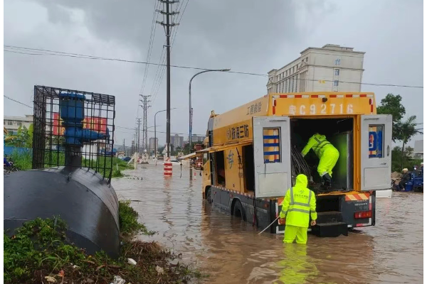 今年首個(gè)“紅暴”！珠海水控集團(tuán)排澇“急先鋒”暴雨中前行......